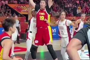 虽然身高优势绝对碾压，但是张子宇在内线想接球还是很难啊